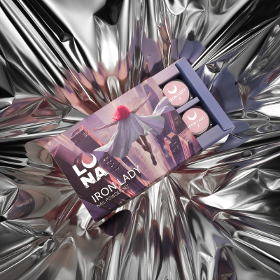 Conjunto de pó para unhas com embalagem ilustrada roxa e rosa sobre tecido metálico prateado.