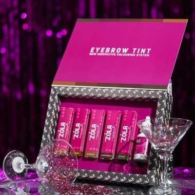 Caixa rosa de tintura para sobrancelhas com tubos ZOLA e taças de cocktail com glitter