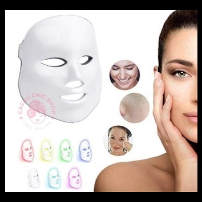 Máscara facial branca de plástico rígido com recortes para olhos, nariz e boca