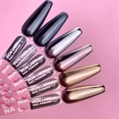 Amostras de verniz metálico em unhas artificiais numeradas e rotuladas