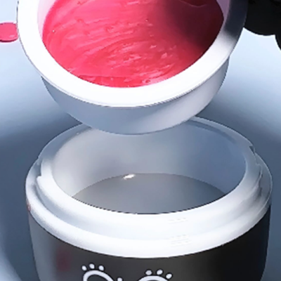 Pote preto com creme cor de rosa e tampa branca com texto ÖKÖ