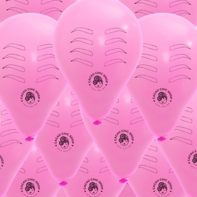 Balões cor-de-rosa com texto e logotipo preto repetidos