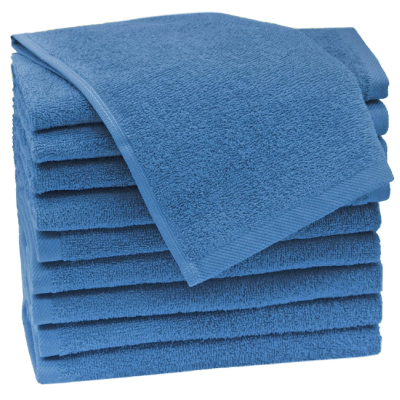 Conjunto de toalhas azuis empilhadas de tecido felpudo