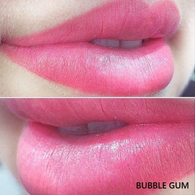 Lábios com maquilhagem permanente rosa brilhante e texto BUBBLE GUM.