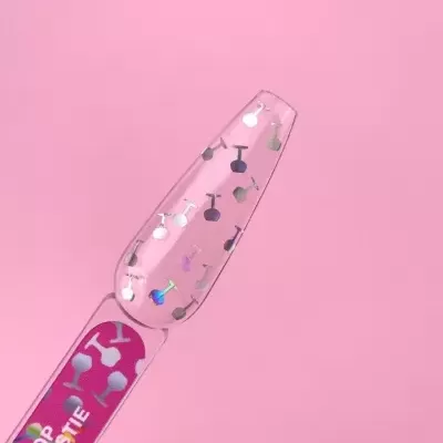 Paleta para unhas transparente com desenhos de copos e fundo rosa com texto
