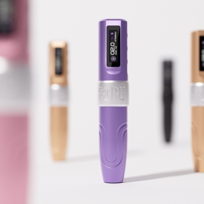 Dispositivo portátil roxo para sobrancelhas com ecrã digital e faixa prateada com texto POPUP.