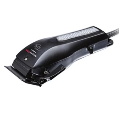 Máquina de cortar cabelo preta com cabo elétrico e texto Oster FAST FEED.