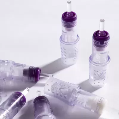 Pontas aplicadoras transparentes com detalhes roxos e textura sendo mostradas sobre fundo branco