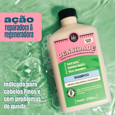 Frasco de shampoo Lola Densidade sobre fundo verde com água