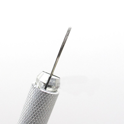 Microagulha metálica prateada para micropigmentação num fundo branco