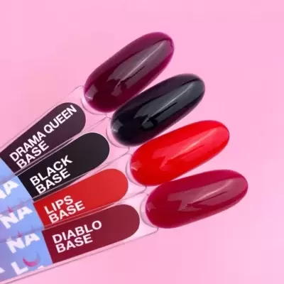 Amostras coloridas de verniz para unhas com etiquetas e fundo rosa