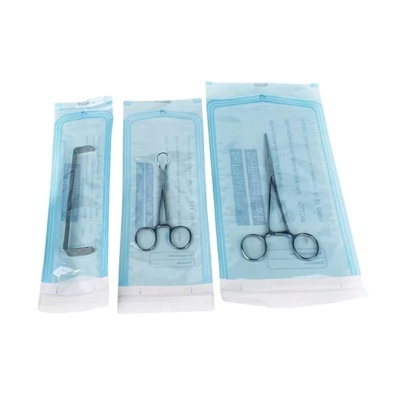 Instrumentos médicos esterilizados em embalagens plásticas transparentes