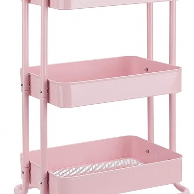 Carrinho de armazenamento metálico cor-de-rosa com três prateleiras e rodas pretas.