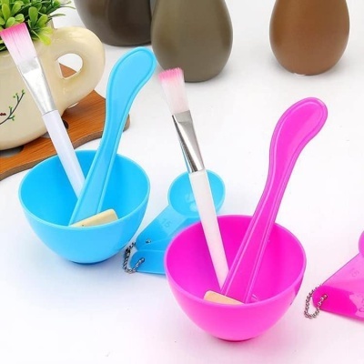 Taças de plástico coloridas com utensílios para máscaras faciais