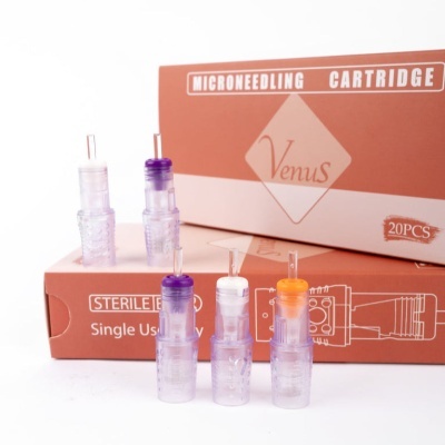 Cartuchos transparentes de microneedling com tampas coloridas e caixas castanhas de embalagem