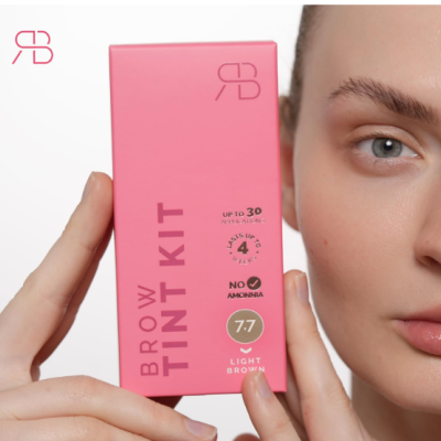 Kit de tintura para sobrancelhas cor castanho claro em caixa rosa com texto