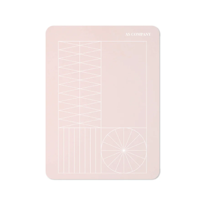 Tapete rosa claro com padrões geométricos brancos e texto AS COMPANY no canto superior direito.