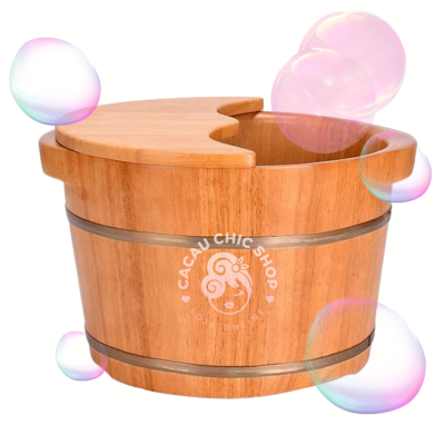 balde de madeira com tampa semi-aberta e logótipo CACAU CHIC SHOP