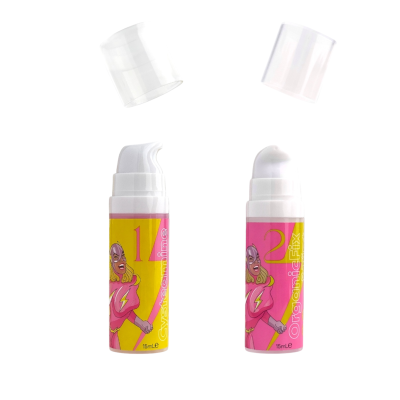 Dois frascos de produto com doseadores e etiquetas coloridas, cada um marcado com 1 e 2 e super-heroína desenhada.