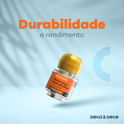 Frasco pequeno de cosmético para sobrancelhas com rótulo laranja e tampa amarela sobre fundo azul claro com sombra de folhas