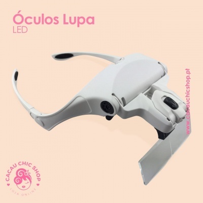 Óculos lupa LED com lentes aumentadoras brancas e luz, em fundo rosa claro.