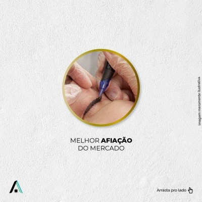 Aplicação de maquilhagem permanente na sobrancelha com aparelho de ponta azul, texto em português