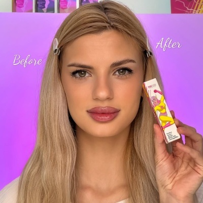 Mulher segurando embalagem de produto de beleza com ilustração de super-heroína.