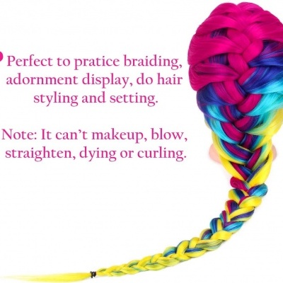 Cabeça de manequim com cabelo trançado colorido em rosa, roxo, azul e amarelo com texto explicativo em inglês