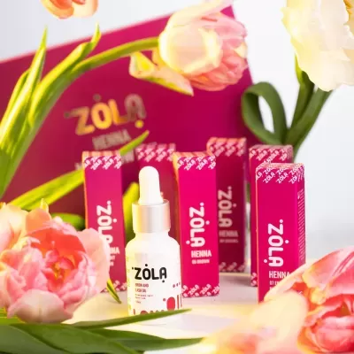 Produto ZÕLA Henna em embalagens rosas com flores coloridas no fundo