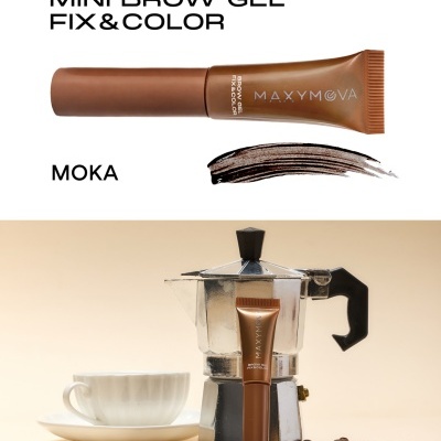 Gel de sobrancelhas castanho MAXYMOVA junto a cafeteira moka, grãos de café e xícara branca.