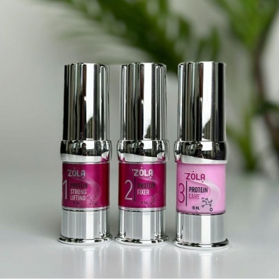 Frascos pequenos de cosméticos ZOLA com rótulos rosa e vermelhos e tampas prateadas