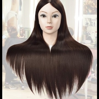Cabeça de manequim com cabelo castanho liso, em salão de cabeleireiro.