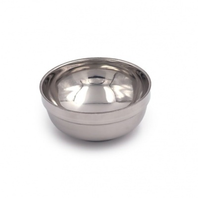 Taça redonda de aço inoxidável brilhante sobre fundo branco