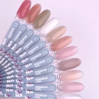 Amostras de verniz de gel para unhas em tons neutros e rosa, numeradas, com rótulos azuis.