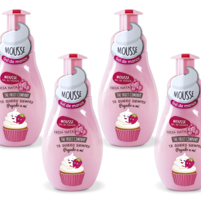 Frascos rosas de gel de mãos mousse com tampa rosa e etiquetas com texto e ilustração de cupcake