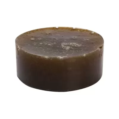Sabonete redondo castanho com textura áspera