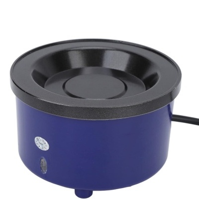 recipiente redondo azul com tampa preta e cabo preto