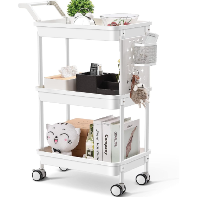 Carrinho de armazenamento branco com objetos e livros em prateleiras.