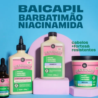 Produtos capilares Densidade em embalagens creme com etiquetas rosa e verde em fundo azul e rosa