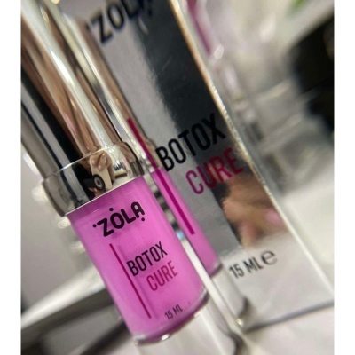 Frasco rosa de ZOLA BOTOX CURE 15 ML com tampa prateada e caixa refletiva