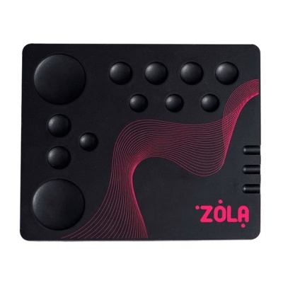 Tabuleiro preto com bolhas em relevo e padrão rosa com texto ZÓLA