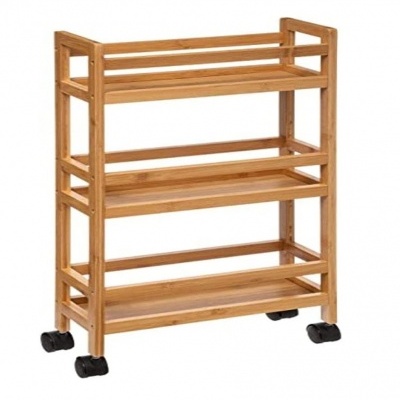 Estante móvel de madeira clara com três prateleiras e rodas pretas