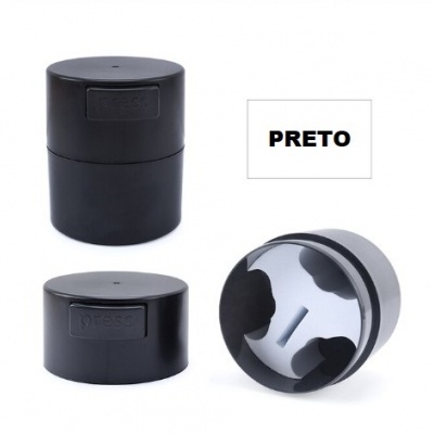 Tampas pretas de plástico com botão 'PRESS' e interior com encaixes arredondados