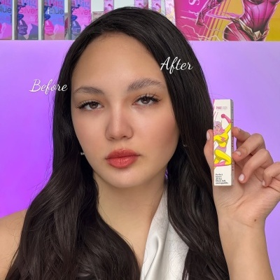 Mulher com cabelo preto segura embalagem de cosmético com desenho animado colorido