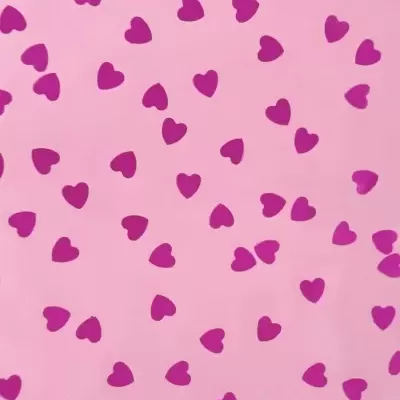 Papel de embrulho rosa com corações roxos espalhados