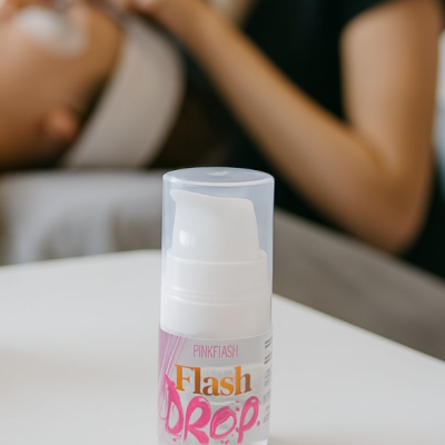 Frasco de produto Flash Drop da Pinkflash numa superfície branca