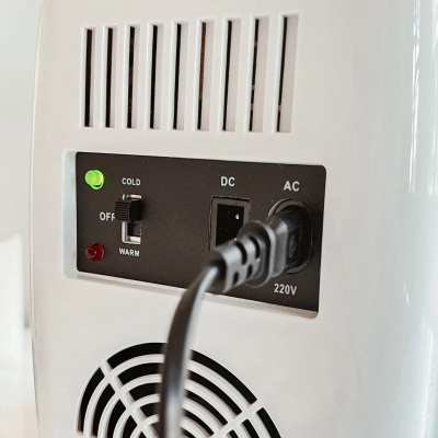 Painel de controle traseiro de aparelho branco com interruptor e ligação elétrica