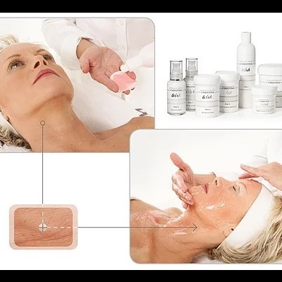 Mulher a receber tratamentos faciais com produtos cosméticos e dispositivo pequeno rosa.