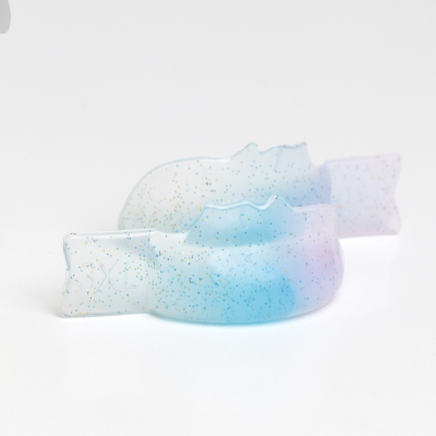 Dois cinzeiros transparentes com detalhes azuis, rosa e dourados com padrão estrelado