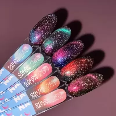 Amostras de vernizes de unhas coloridos com brilho multicolorido e texturas glitter, sobre fundo vinho.